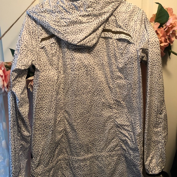 Lululemon windbreaker jacket - Picture 3 of 3